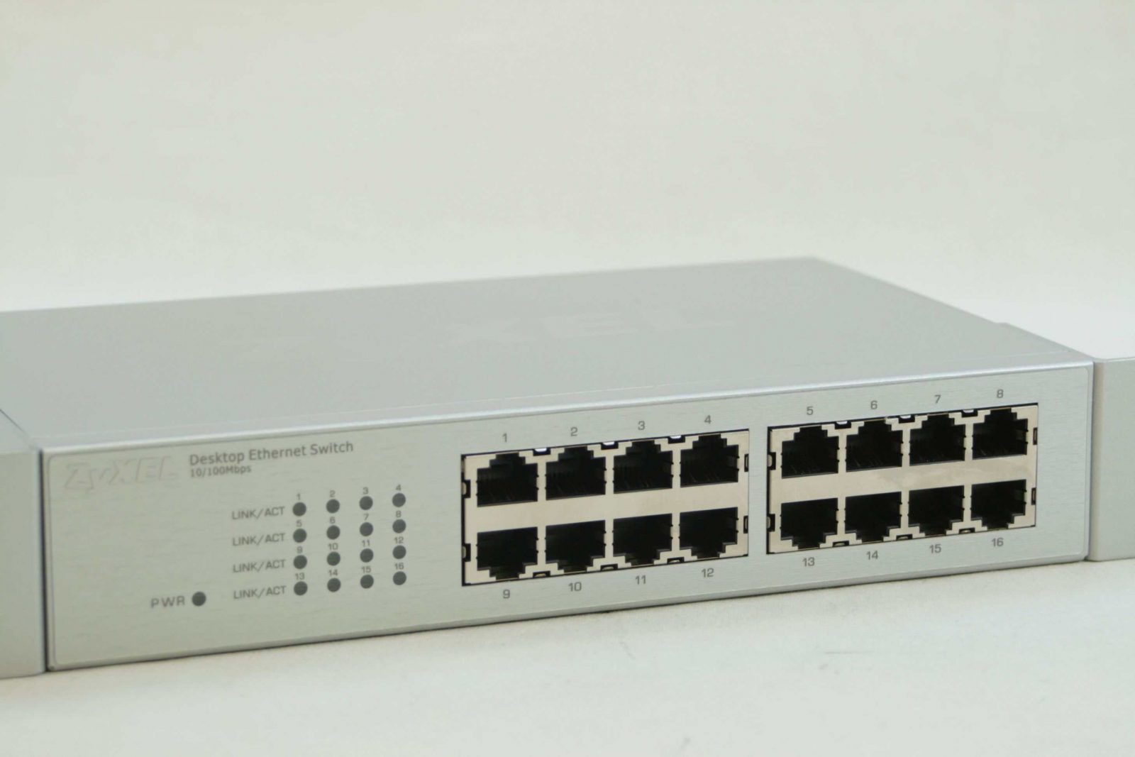 Zyxel ES116P 16Port 10/100Mbps Desktop Switch Naterval